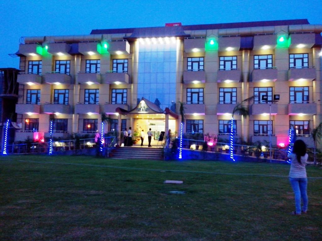 Le Grand Regency Hotel Greater Noida Exterior photo